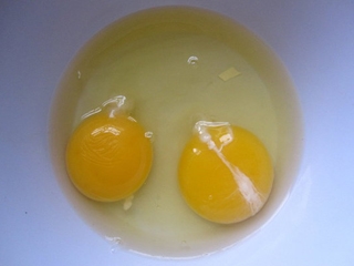 розбиваємо яйця в миску