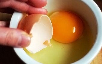 виливаємо яйця в миску