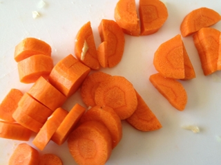нарізаємо на шматочки морква