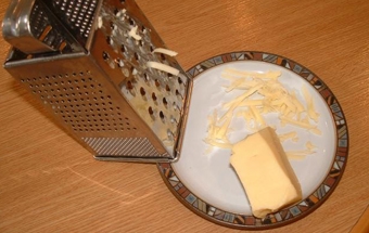 натираємо сир на тертці