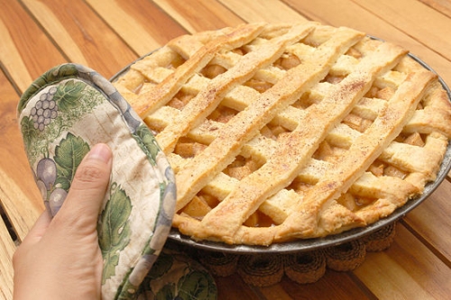 готовий яблучний пиріг