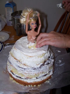 лялька в торті
