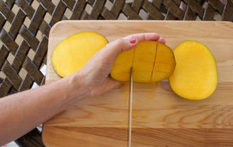 робимо сітку ножем на м'якоті манго