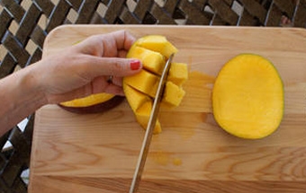 зрізаємо кубики манго