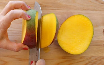 розрізаємо манго на кілька частин