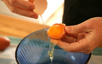руками відокремлюємо яєчний жовток від білка