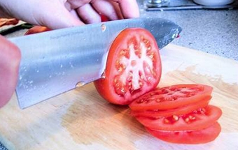 нарізаємо на кружечки помідори