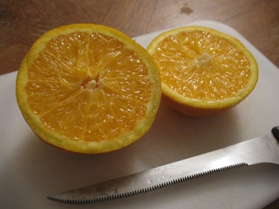 розрізаємо апельсини на дві половинки
