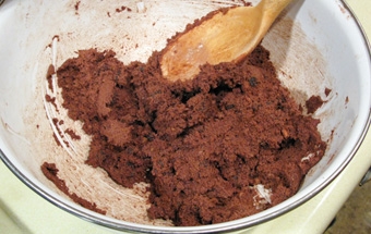 перемішуємо всі подрібнені компоненти з какао-порошком і вершковим маслом