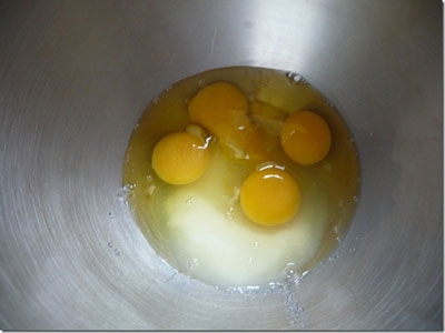 яйця в мисці