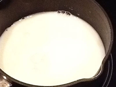 молоко в каструлі