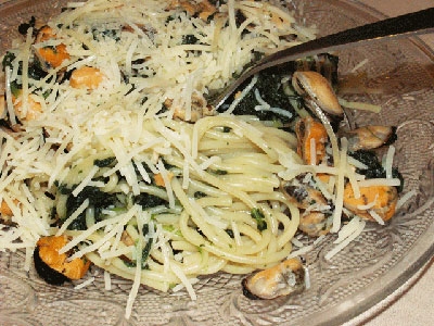 мідії зі спагеті і сиром