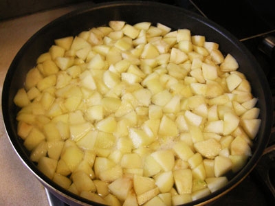 яблука на сковороді