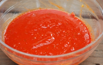 розвести томатну пасту у вині