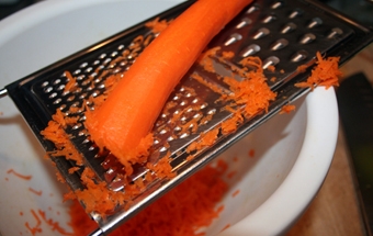моркву натираємо на дрібну тертку