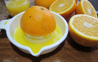 видавлюємо сік з апельсина