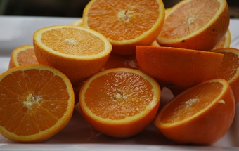 нарізаємо апельсини на половинки