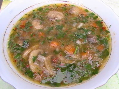 тарілка з супом і грибами