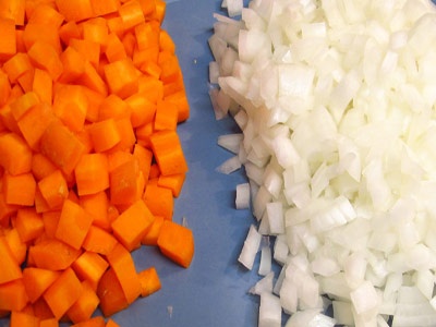 цибулю і моркву кубиками