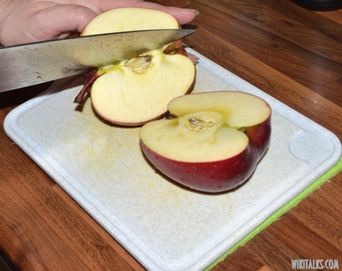 розрізаємо яблука на дві половинки