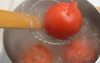 бланшируем помідори