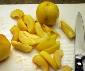 нарізаємо на шматочки консервовані персики
