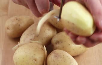 очищаємо картоплю від шкірки