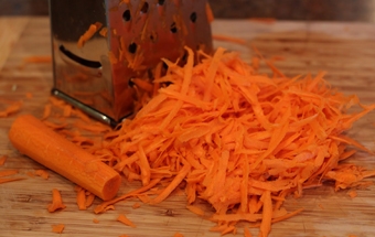 натираємо на тертку моркву