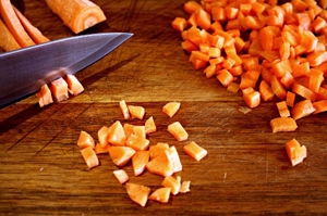 нарізаємо моркву на кубики