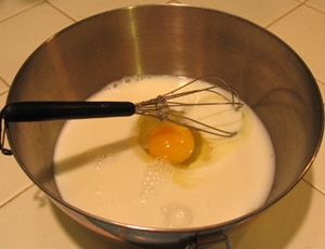збиваємо молоко з яйцем