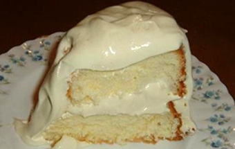 шматочок домашнього торта зі сметанним кремом