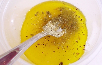 перемішуємо оливкова олія, оцет, сіль, цукор і гірчичний порошок