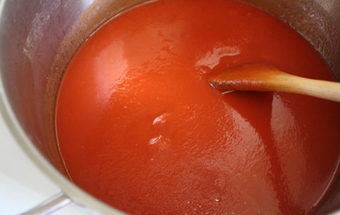 розмішуємо томатну пасту з водою
