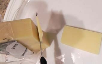 нарізаємо сир на тонкі шматочки