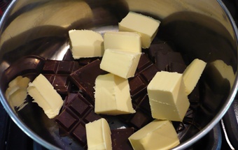 розтоплюємо вершкове масло з шоколадом