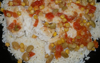 минтай, запечений у фользі, з рисом і овочами