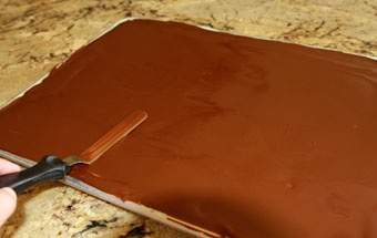 покриваємо торт шоколадною глазур'ю
