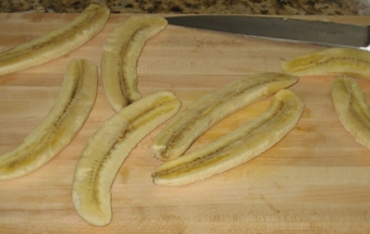 нарізаємо банани уздовж плоду