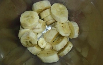 подрібнюємо банани в блендері