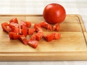 нарізаємо помідори кубиками
