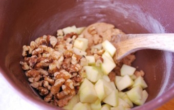 перемішуємо яблука з горіхами та іншими компонентами для начинки страви