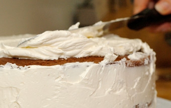 намазуємо білково-масляний крем на торт