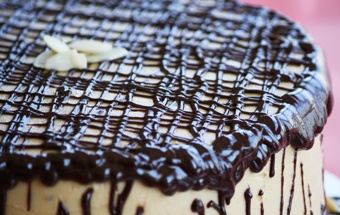 сіточкою наносимо на торт шоколадну глазур