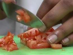 нарізаємо помідори на шматочки