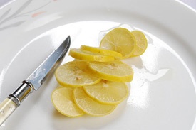 нарізаємо на кружечки лимон