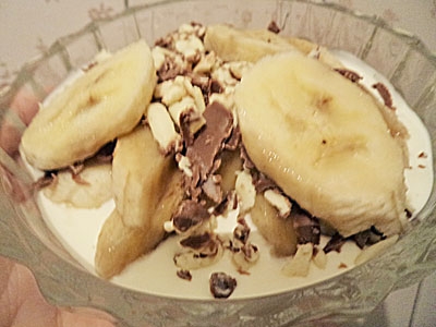 десерт із сиру, бананів і шоколаду