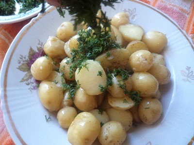 зелень на картоплі