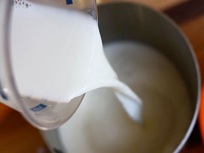 молоко в сотейнику