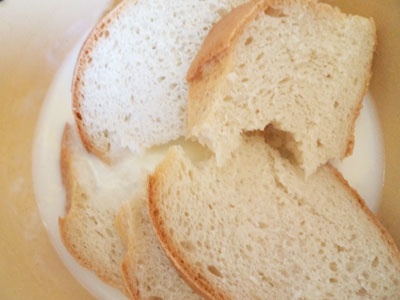 хліб в тарілці