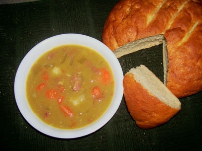 тарілка з гороховим супом і хлібом
